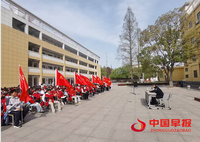 1743730406328577.png 2法治讲座.png