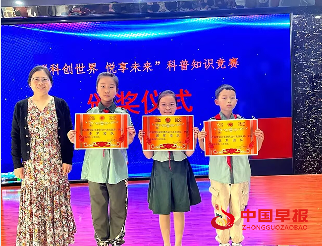 1745551602126466.png 9雷校长和获奖学生.png