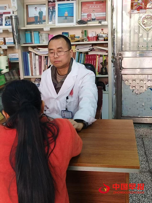 特写丨烟火深处的“白大褂”(图2)