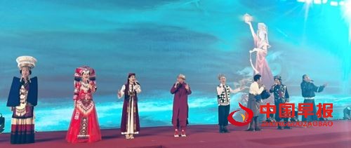 贵州布依族音乐唱作人龙智祥亮相全球外交官中国文化之夜(图2)