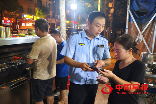 湖北监利：尺八镇开展守护夜市“烟火气” ，筑牢群众舌尖“安全线”专项执法检查行动(图2)