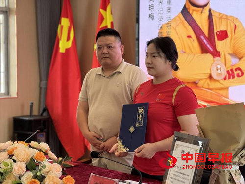 安徽淮北：奥运冠军向艳梅走进校园 点燃青春梦想(图3)