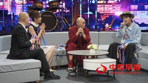 布依族音乐人龙智祥参加《新歌来啦》录制(图1)