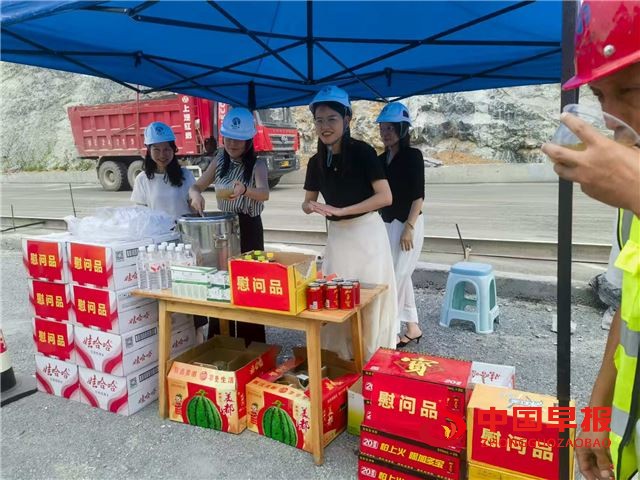 安康驿站为筑路工人撑起“清凉伞”(图1)