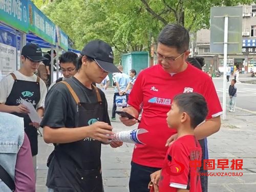 湘超现场湖邑茶集免费送万杯保靖黄金茶新茶饮,引爆湘西茶韵热潮(图2) 湘超现场湖邑茶集免费送万杯保靖黄金茶新茶饮,引爆湘西茶韵热潮(图2)