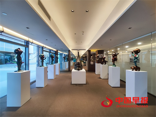 向上·向上雕塑展宋庄启幕 吴梁焰“红领少年”解码符号与生命力量(图3)