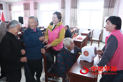 驻村工作队联动公益力量  90 罐爱心奶粉情暖双桠村老人(图4)