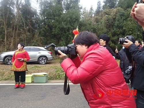 “社科笔杆子”胡静||“花”与“溪”的情和韵——对青年作家邓江龙长篇小说《花恋溪》情感解读(图2) “社科笔杆子”胡静||“花”与“溪”的情和韵——对青年作家邓江龙长篇小说《花恋溪》情感解读(图2)